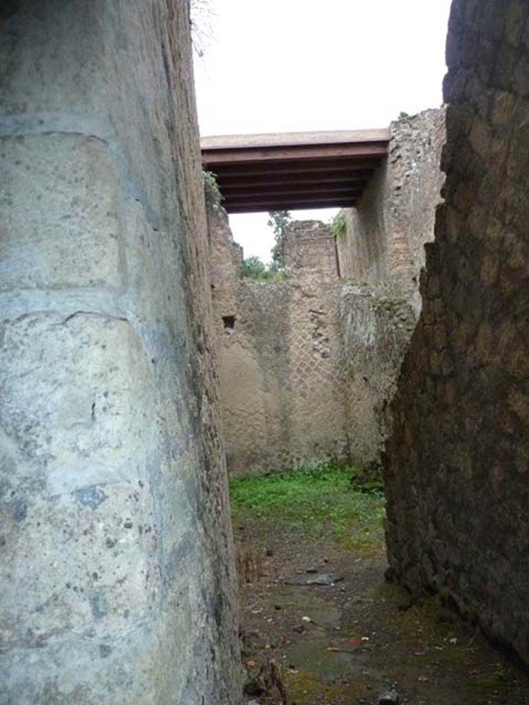 Ins. Orientalis II.8, Herculaneum. September 2015. Looking east from doorway in II.8, into a room on the north side of II.7.